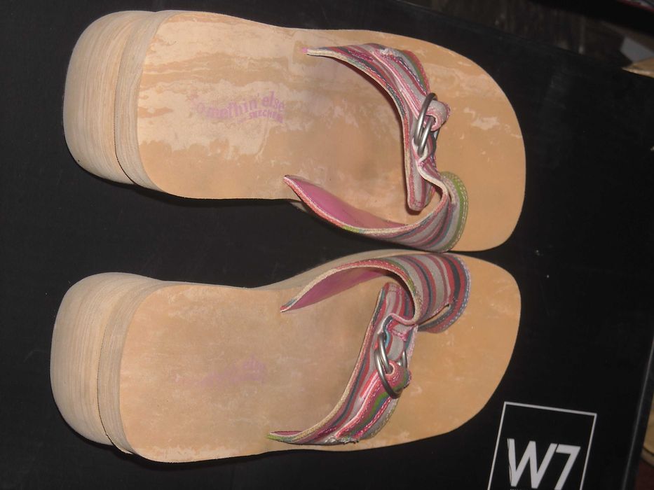 Sandalias chinelas skechers pouco uso leves imita madeira