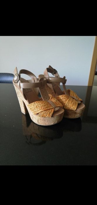 Sandália salto alto