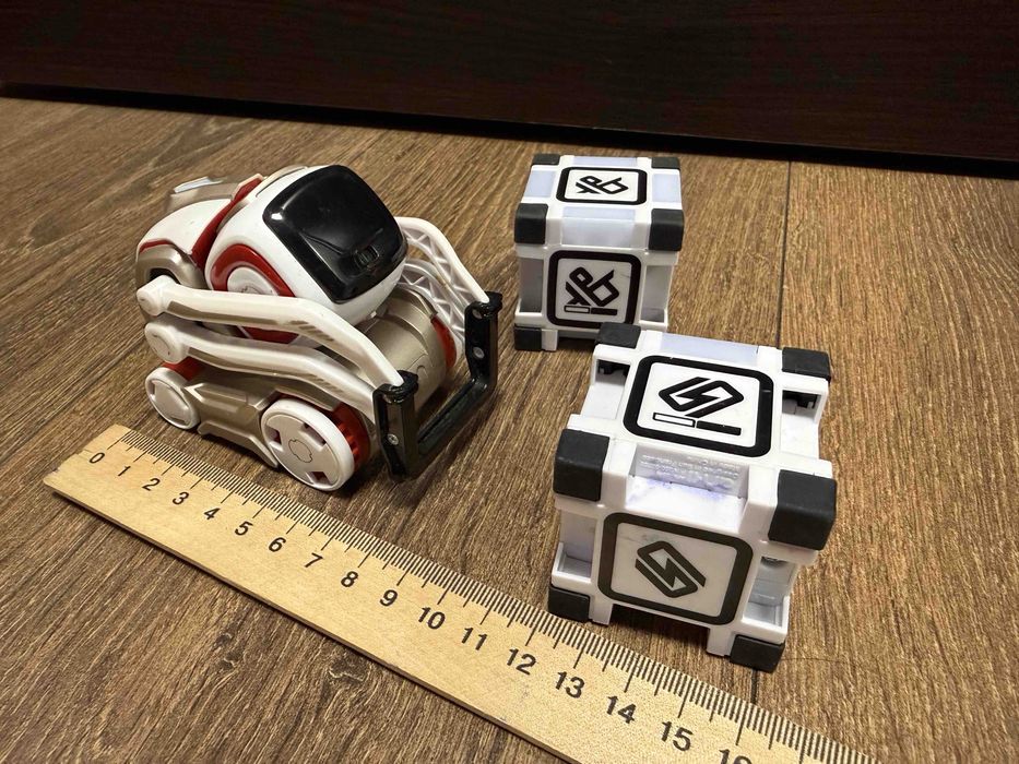 робот та кубики Anki Cozmo