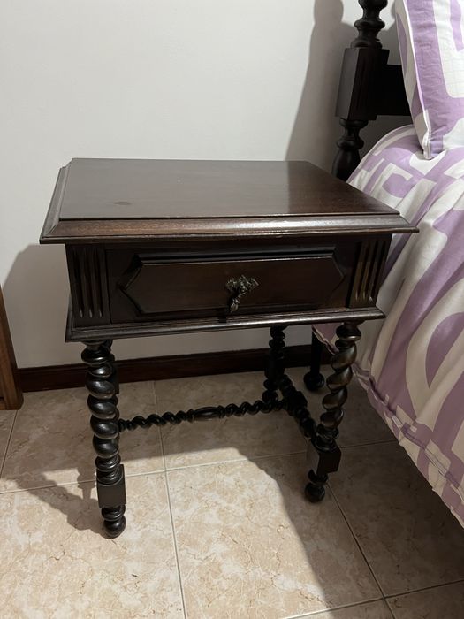 Cama antiga de madeira