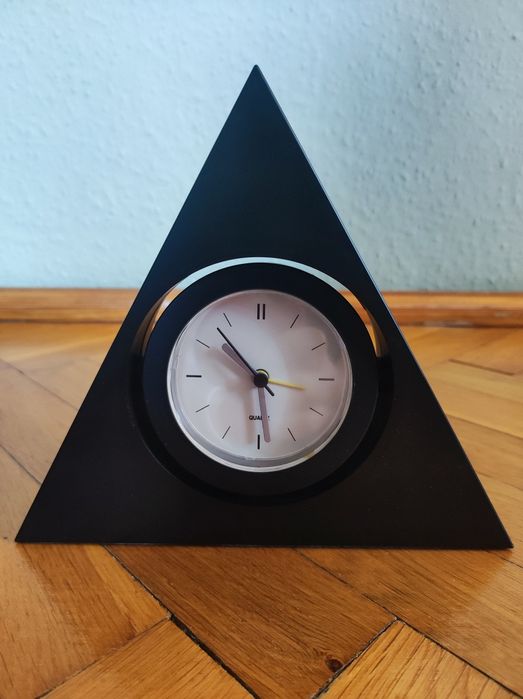 Zegar w kształcie trójkąta - początek lat 2000.