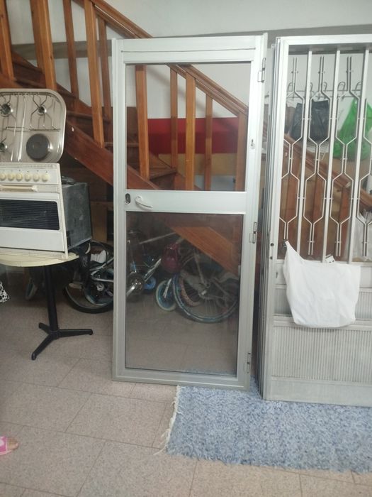 Porta nova com aro só falta um vidro