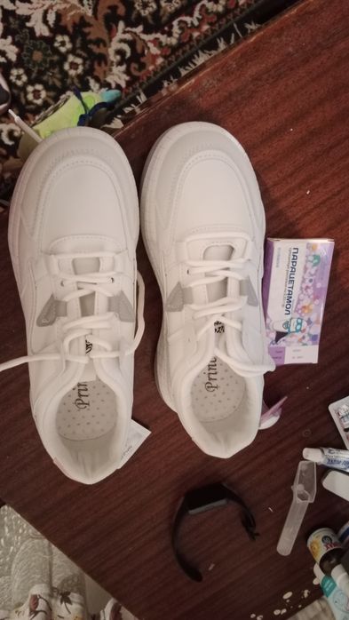 Продам кросівки нові