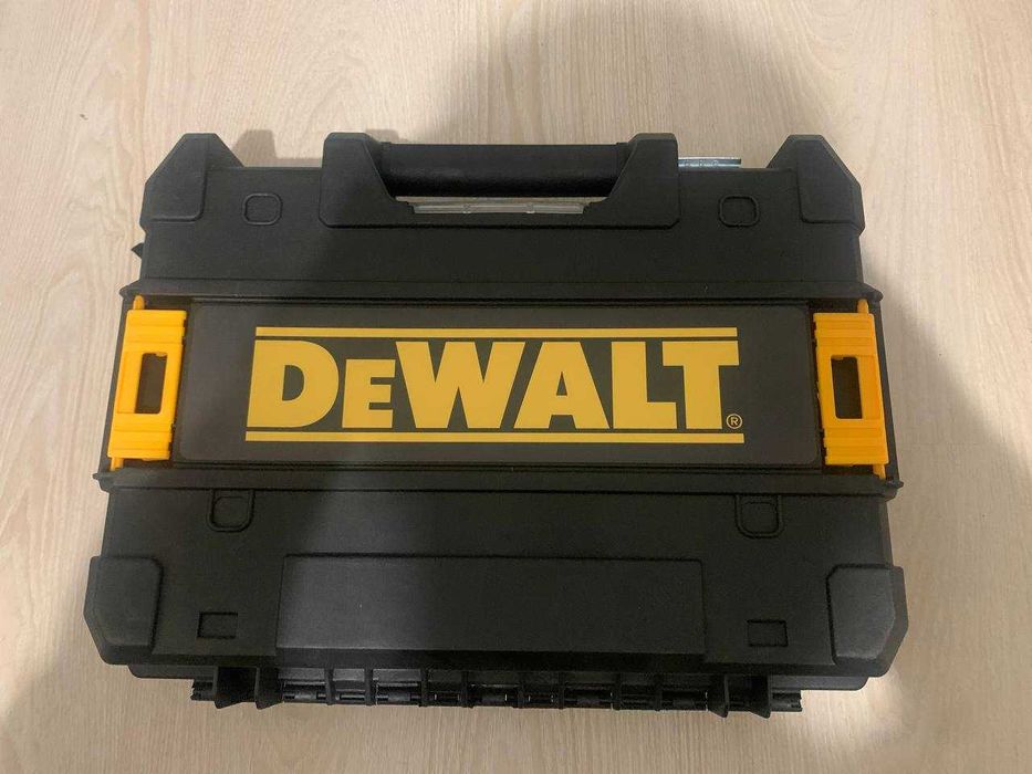 Потужний Набір DeWalt: гайковерт DCF922D2T та шуруповерт DCD996