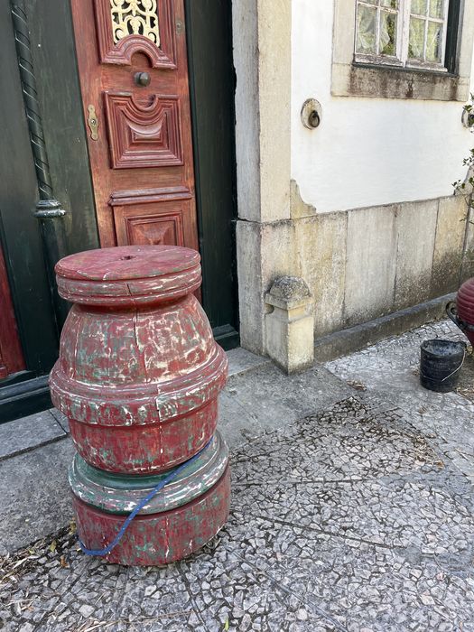 Coluna antiga em madeira macica