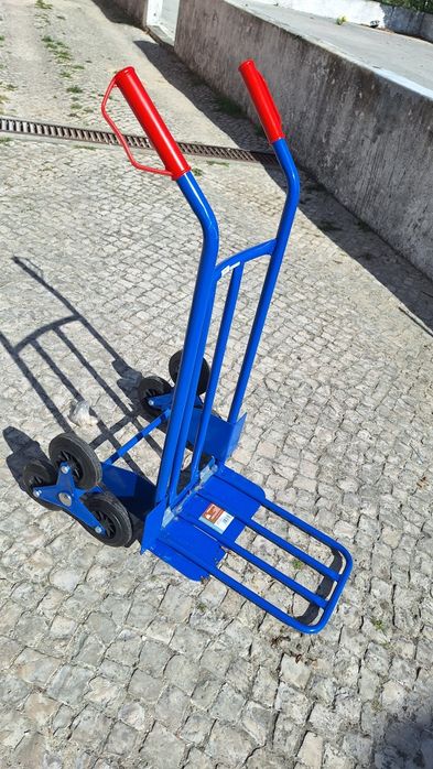 2 carrinhos de mão para escadas
