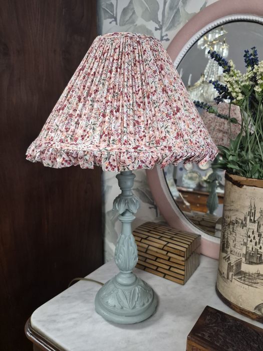 Par de candeeiros de mesa com pé em madeira.