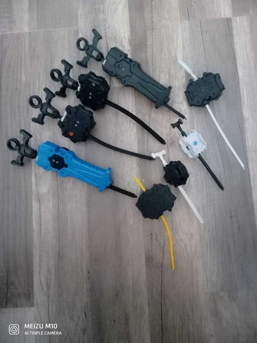 Beyblade арена, бейблейди, запускачі та інші деталі