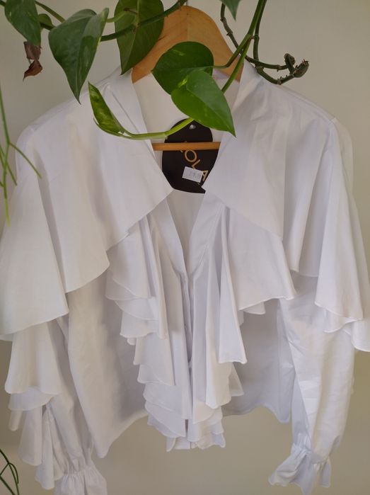 Biała koszula z dużym żabotem