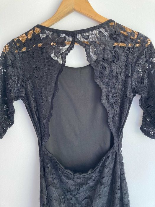 Elegancka wieczorowa koronkowa sukienka