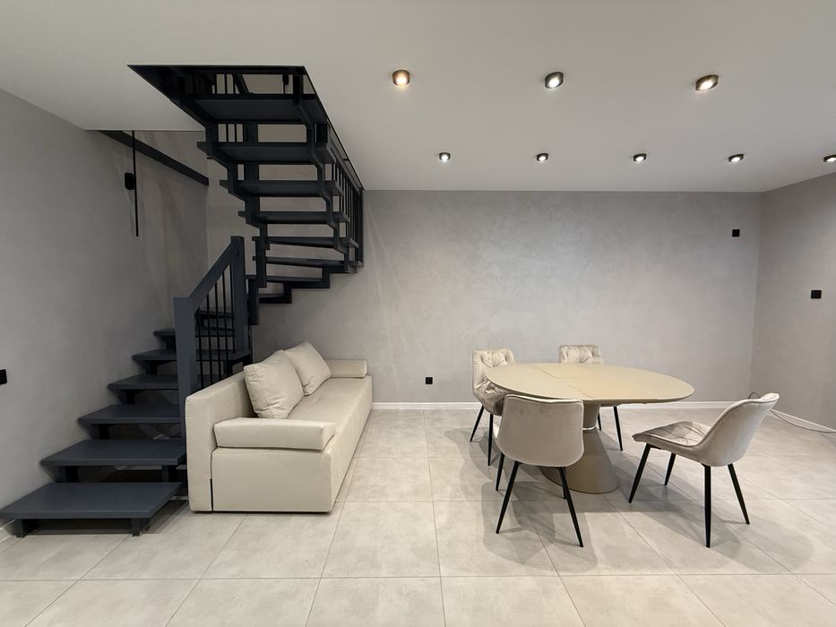 Таунхаус з ремонтом 3 хв до міста.