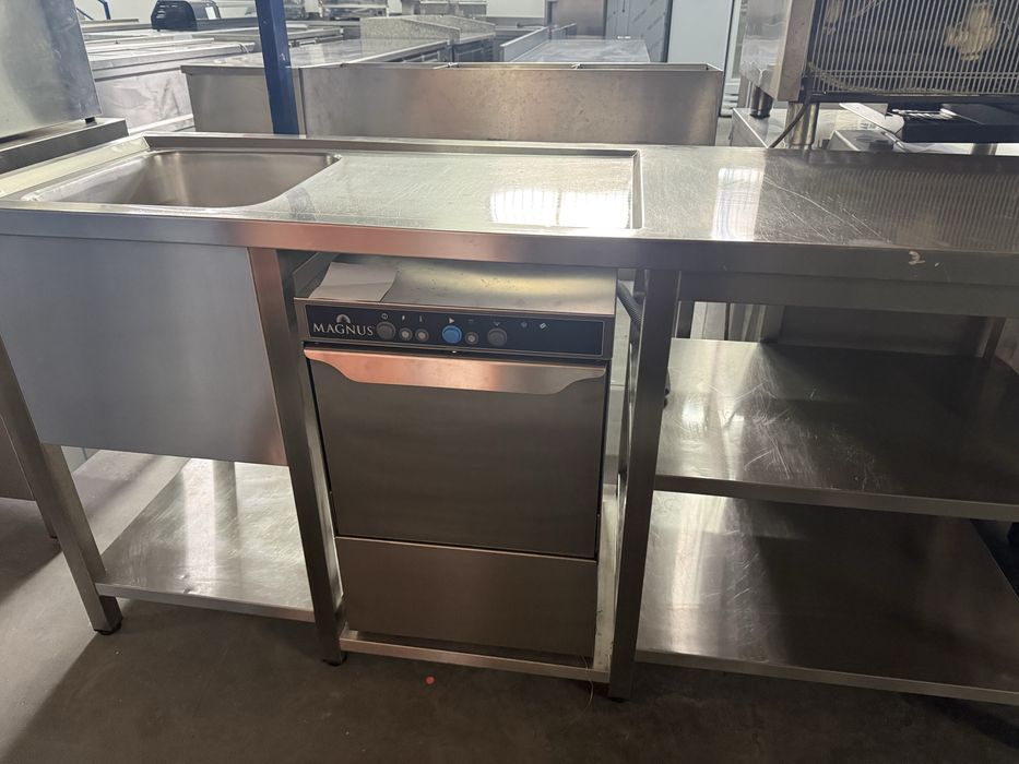 Bancada com pio á esquerda e local para maquina de lavar copos