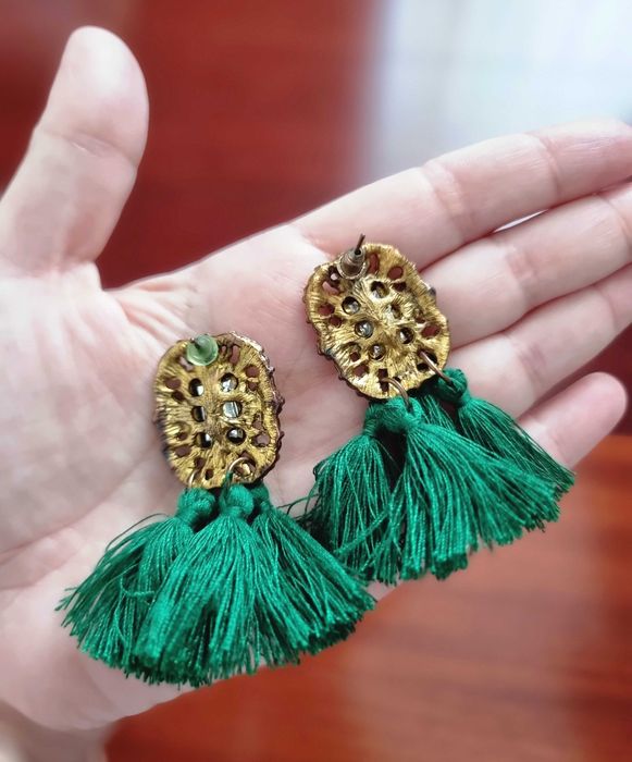 Brincos em tons de dourado e verde