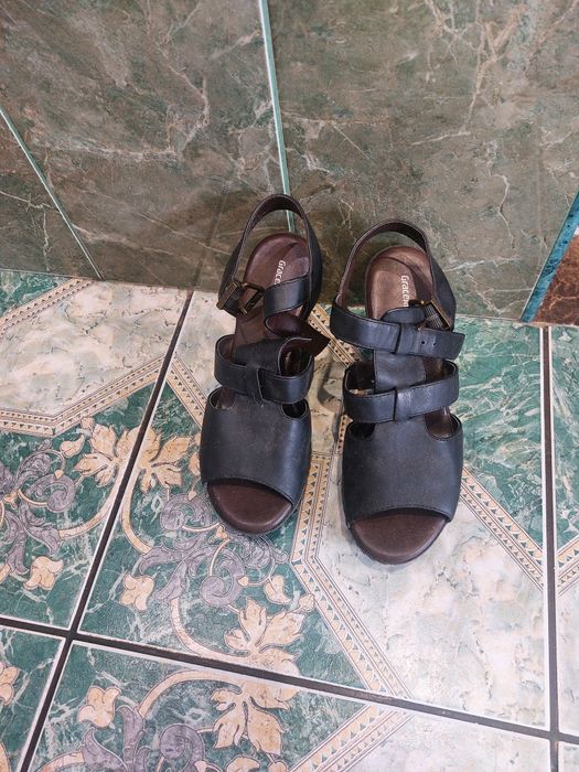 Шкіряні босоніжки.