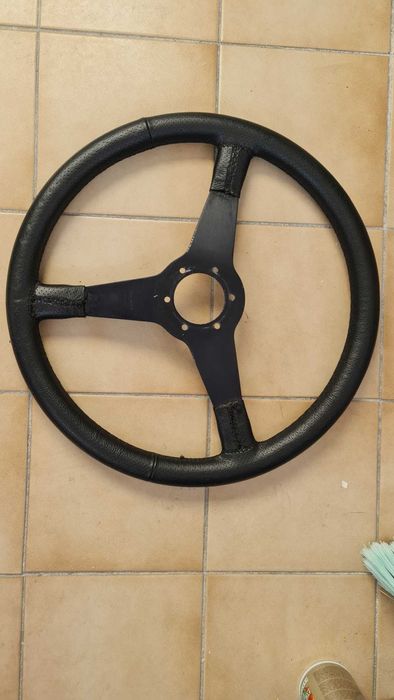 Volante UMM pele perfurada