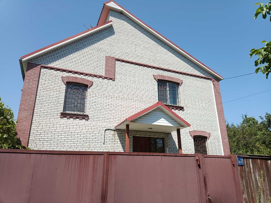 продаж будинку Українка