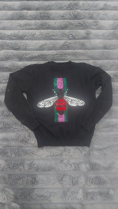 Śliczny czarny swetr z mucha i cyrkoniami