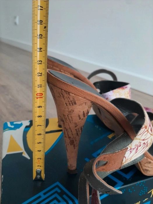 Sandálias de tiras coloridas, da Prof, nr. 39