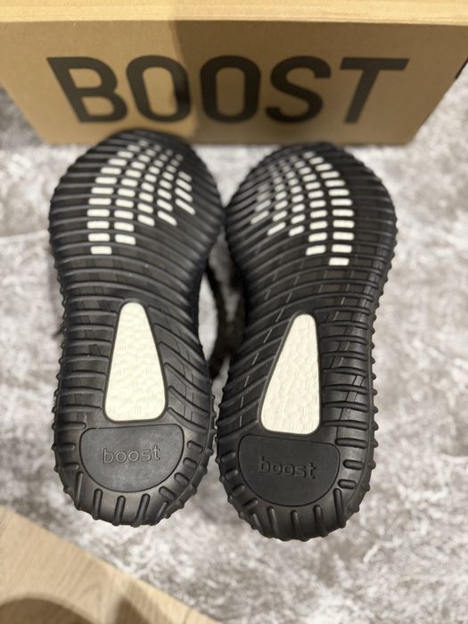 Yeezy Boost 350V2 czarno czarwona
