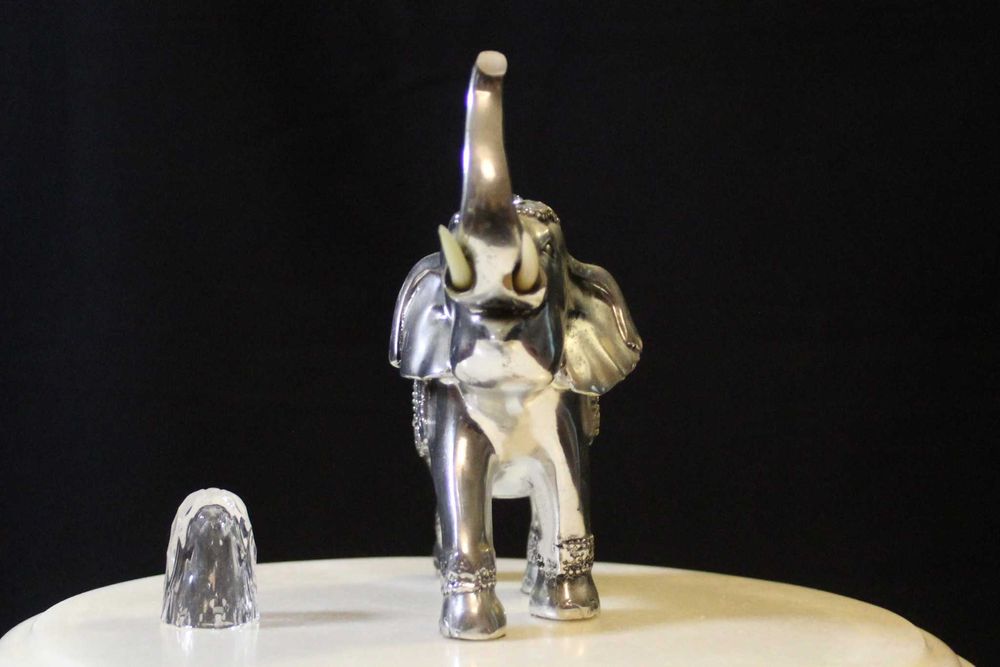 Elefante vintage indiano, prateado com incrustações de madrepérola .