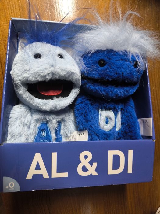 Peluche Al & Di em embalagem original.

- Peluche azul claro