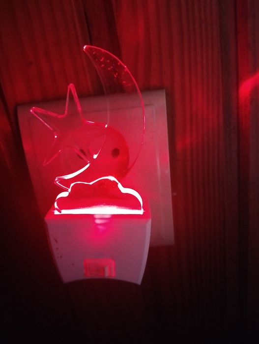 Lampka nocna led do kontaktu