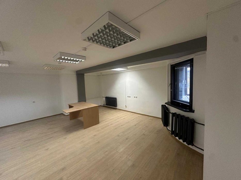 Оренда окремого нежитловго (офісного) приміщення 775 м.кв., Ризька,12