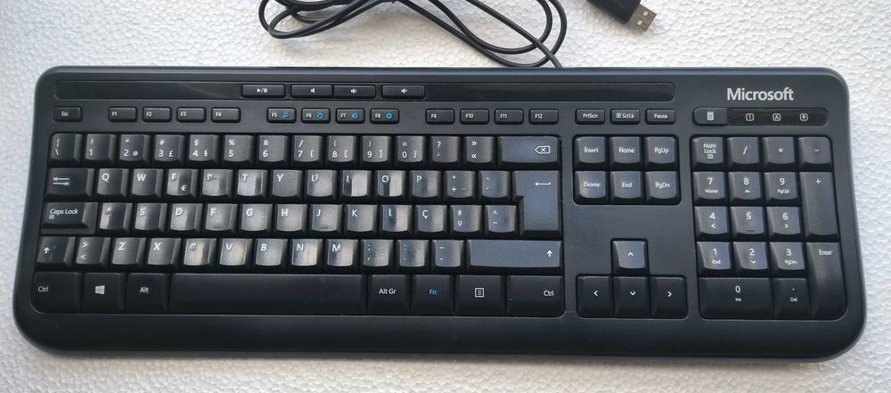 Teclado Microsoft Wired Keyboard 600: Confiabilidade para Uso Diário428960311159695361