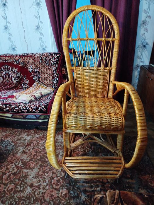 Плетене крісло-качалка з лози