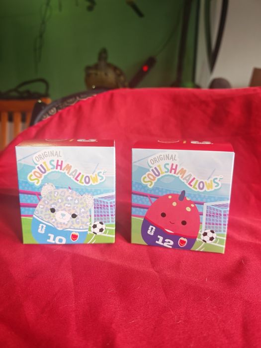 Lote 2 Mini Squishmallows McDonald's FIFA 2026 (Lindsay #10 e Maui #12)