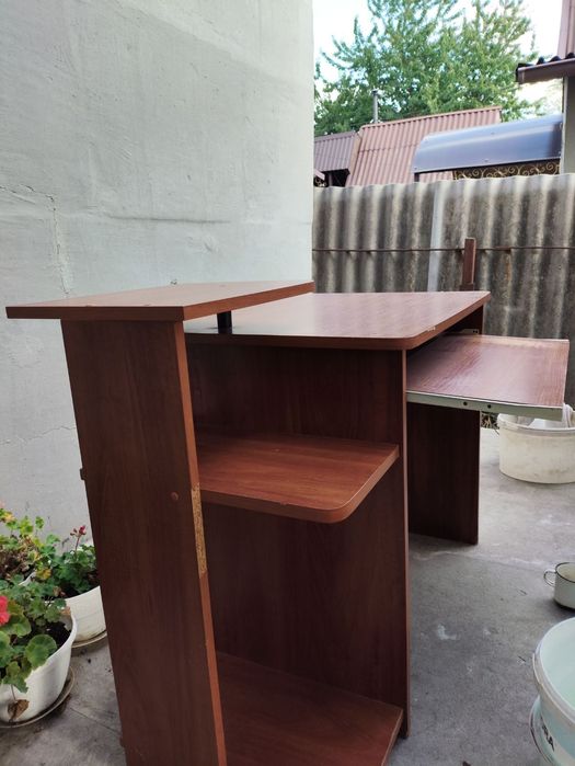 Стіл комп'ютерний