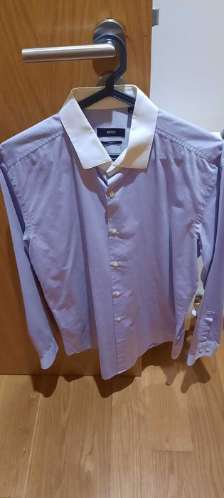 Camisa Hugo Boss lilás com gola branca