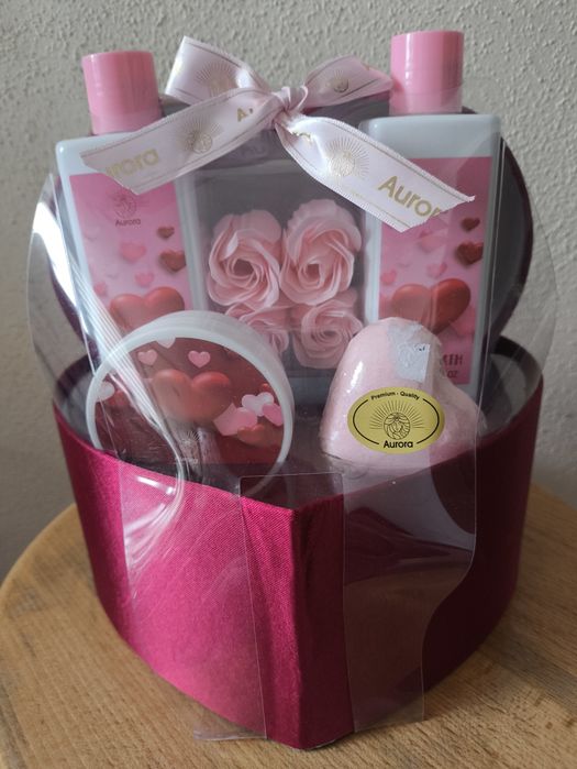 NOWY piękny zestaw kosmetyków w serduszku Aurora