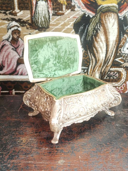 Imponente guarda-jóias antigo estilo barroco, em latão maciço, decoraç