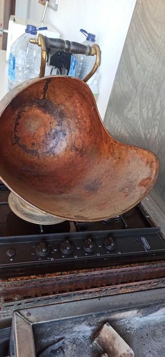 Balde de Carvão de Capacete Antigo