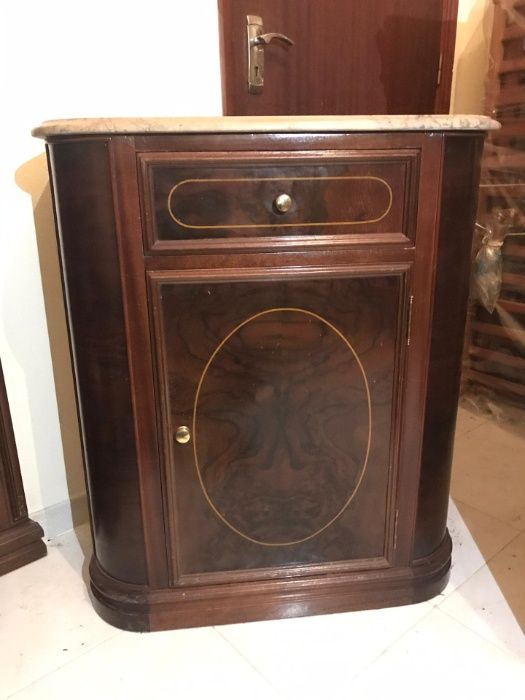 Sapateira com tampo em mármore