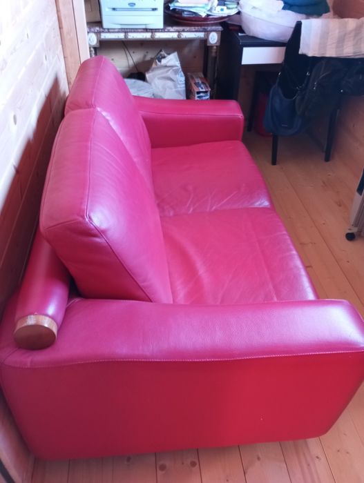 Sofá em pele vermelho