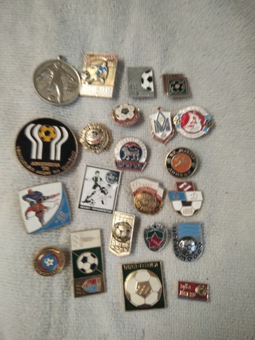 Продам значки футбол