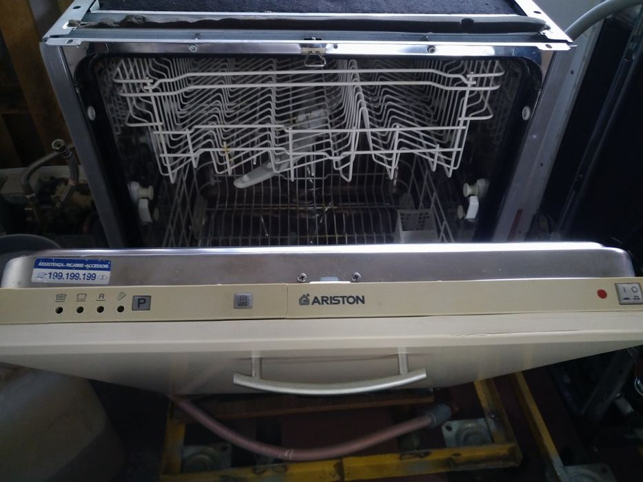 Máquina de lavar loiça Ariston de encastrar para arranjar.