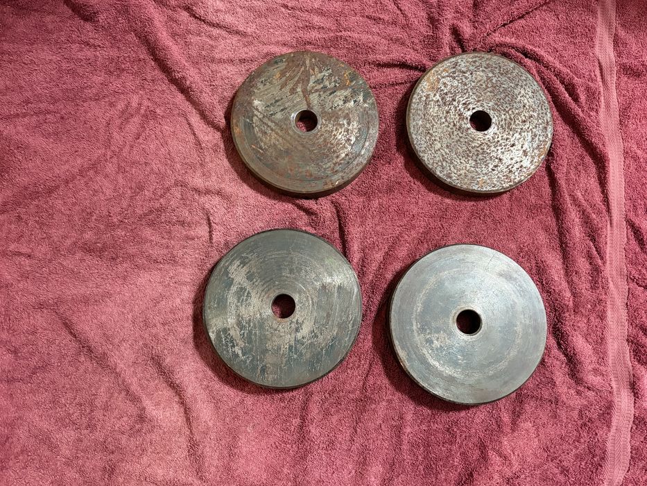 Barra EZ / Cambrada com rosca + Discos de pesos em ferro (Total ~50 kg)