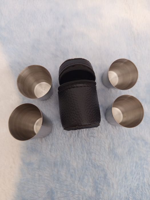 Copos de chots em metal.