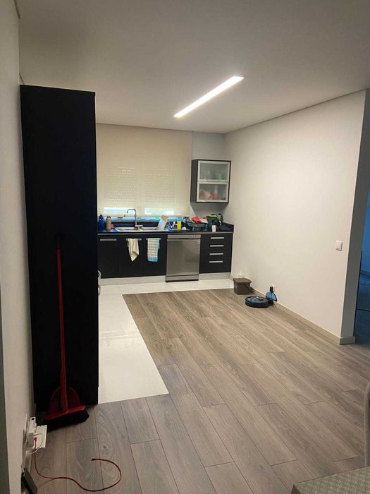 Cozinha preta, moveis e pedra