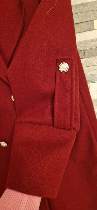 Płaszcz zapinany na złote guziki, nowy, bordowy