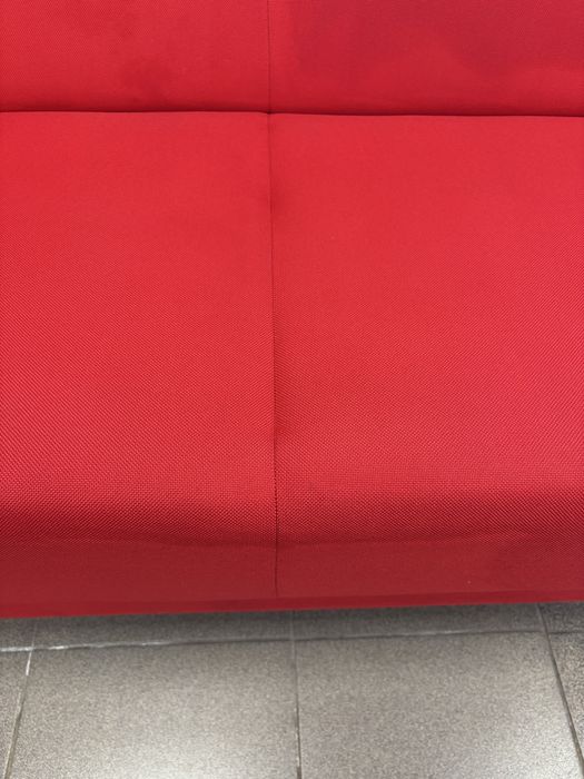 Czerwona sofa dwuosobowa
