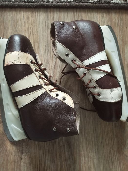 Коньки кожа утеплённые 36 размер