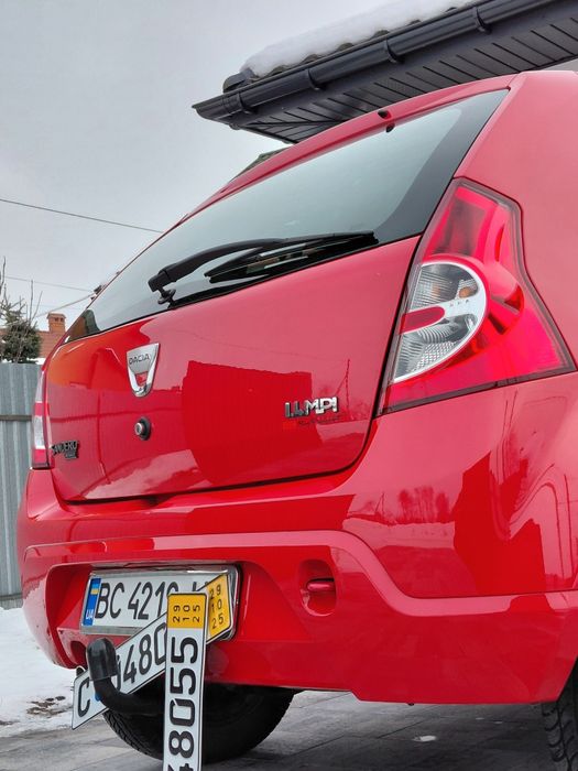 Продаєця Dacia Sandero 1.4 бензин 2009 рік