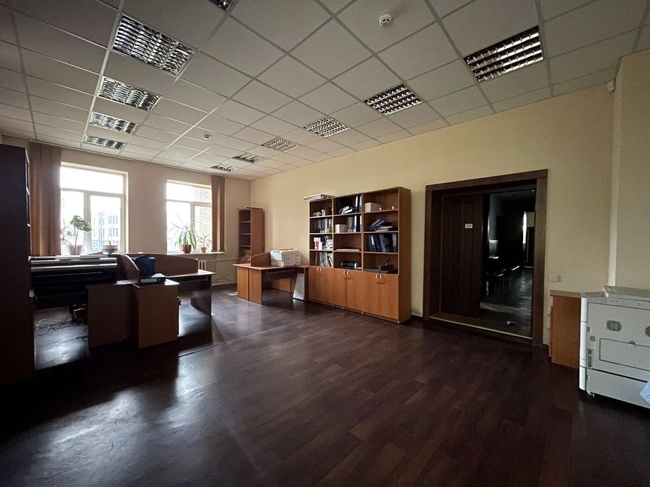 Гектар території, окрема будівля в центрі Требухова. 17хв до Києва.