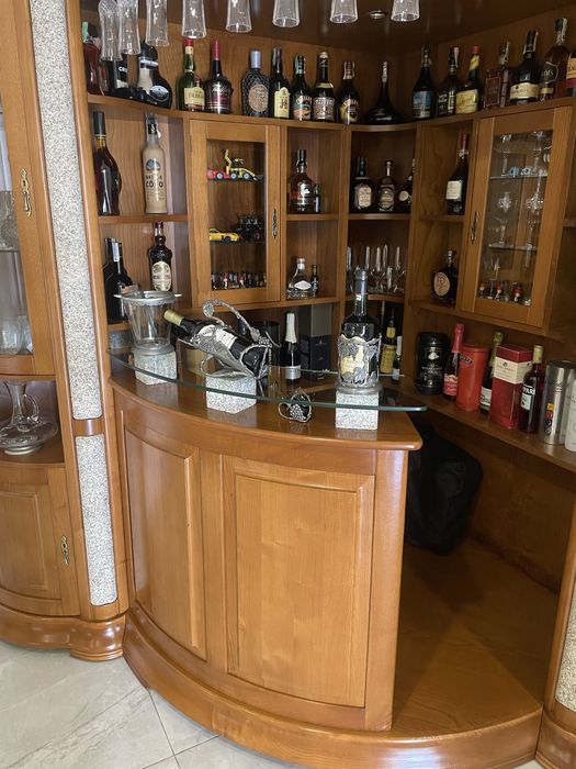 Bar de sala em madeira