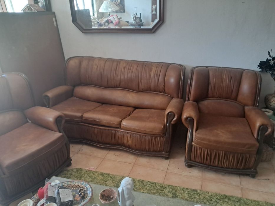 Conjunto sofás  pele com cama
