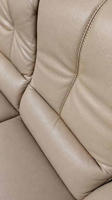 Шкіряний   двомісний диван  бренд Natuzzi.  Італія. Бездоганний